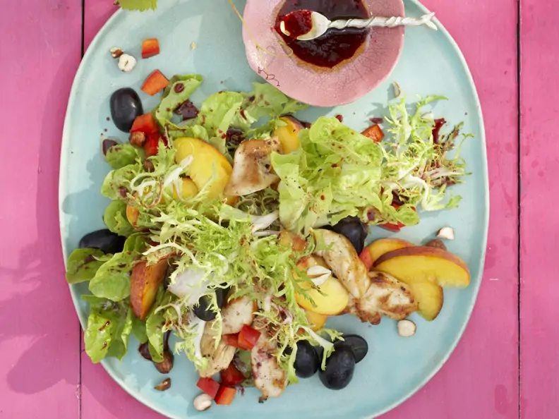 Grüner Salat mit Hühnchen, Obst und Frucht-Dressing