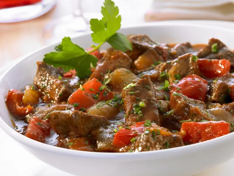 Rindergulasch nach ungarischer Art