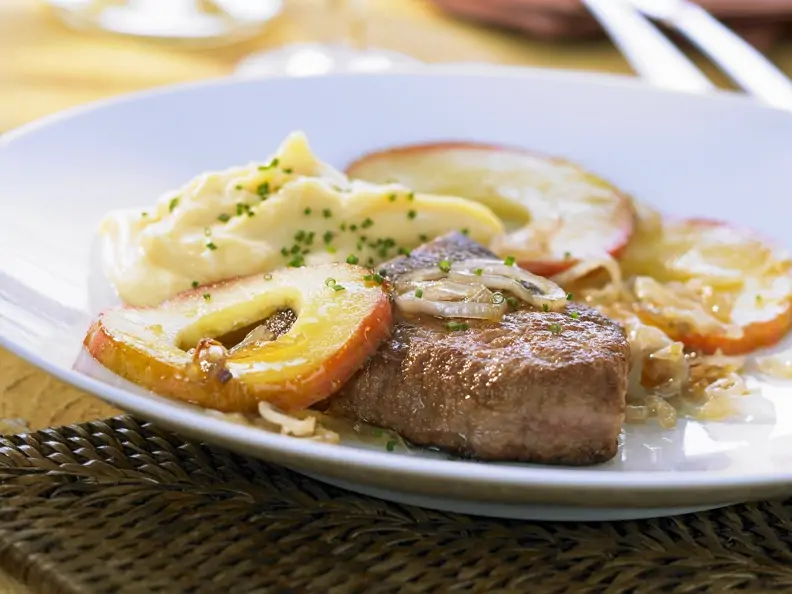 Leber vom Kalb mit Apfelringen und Calvados
