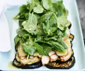 Geräuchertes Hähnchen mit Auberginensalat