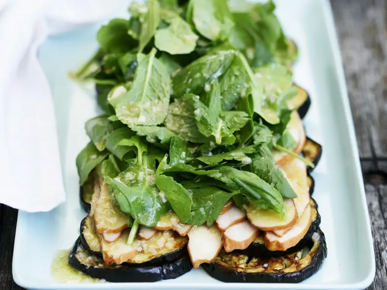 Geräuchertes Hähnchen mit Auberginensalat