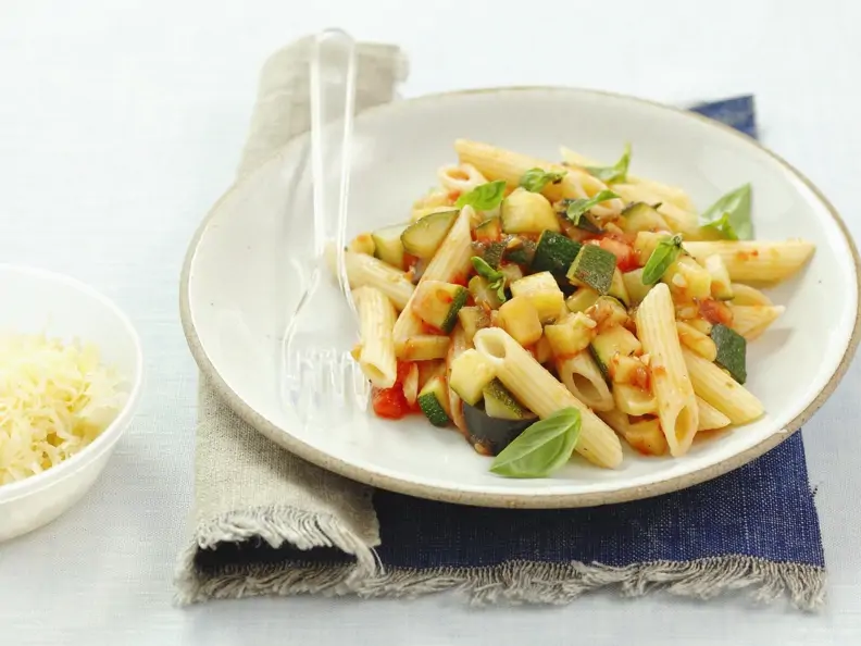 Pasta mit Tomaten, Zucchini und Auberginen