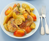 Gebackenes Hähnchen mit Nektarine, Apfel und Knoblauch