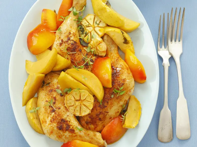 Hähnchenkeulen aus dem Ofen mit Nektarinen und Knoblauch