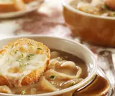 Zwiebelsuppe mit überbackenem Käsebrot