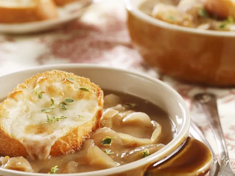 Zwiebelsuppe mit überbackenem Käsebrot