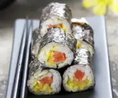Maki-Sushi mit Kürbis und Wildlachs