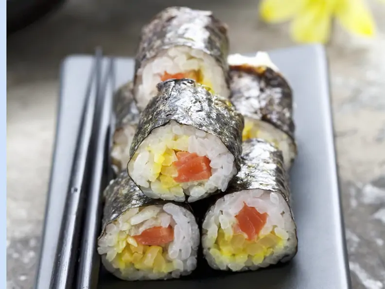 Maki-Sushi mit Kürbis und Wildlachs