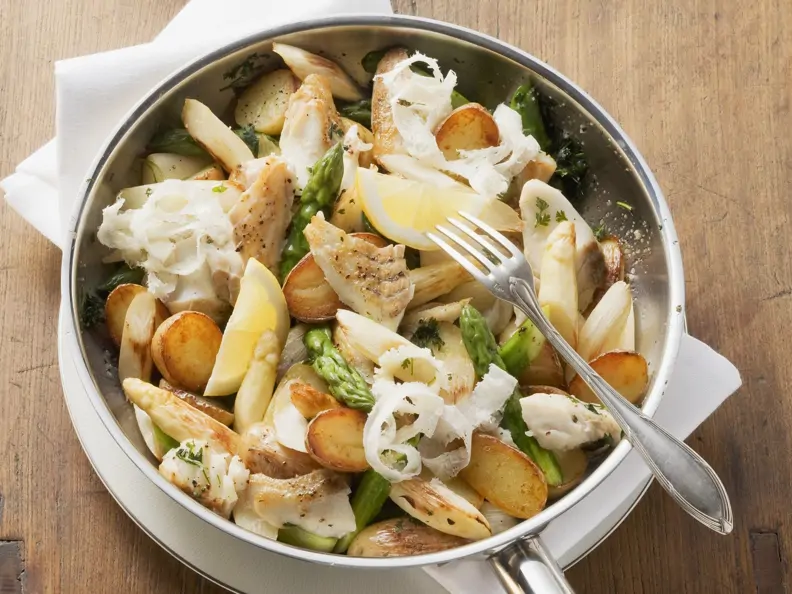 Spargelpfanne mit Seelachsfilet