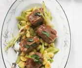 Schweine-Saltimbocca mit Gnocchi und Gurkengemüse