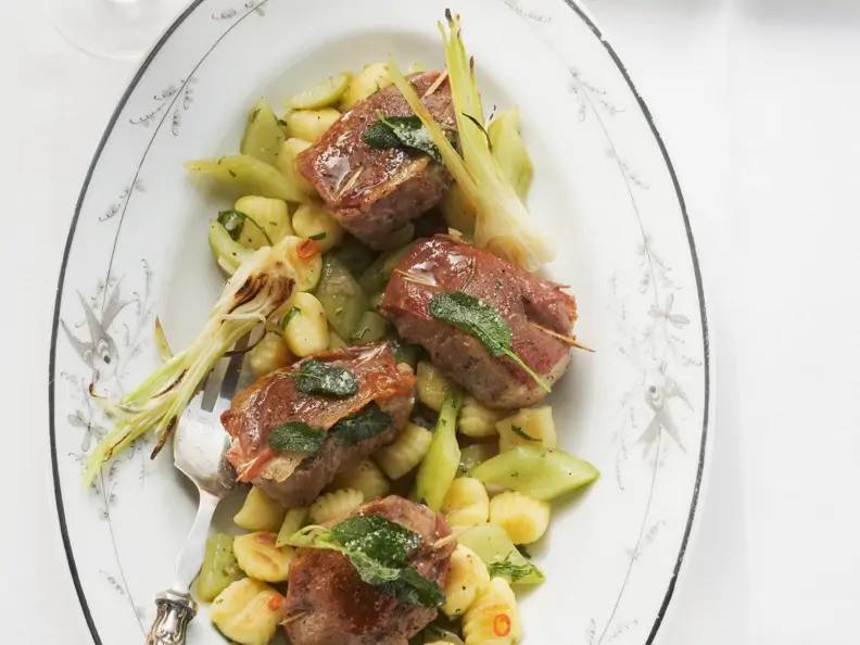 Schweine-Saltimbocca mit Gnocchi und Gurkengemüse