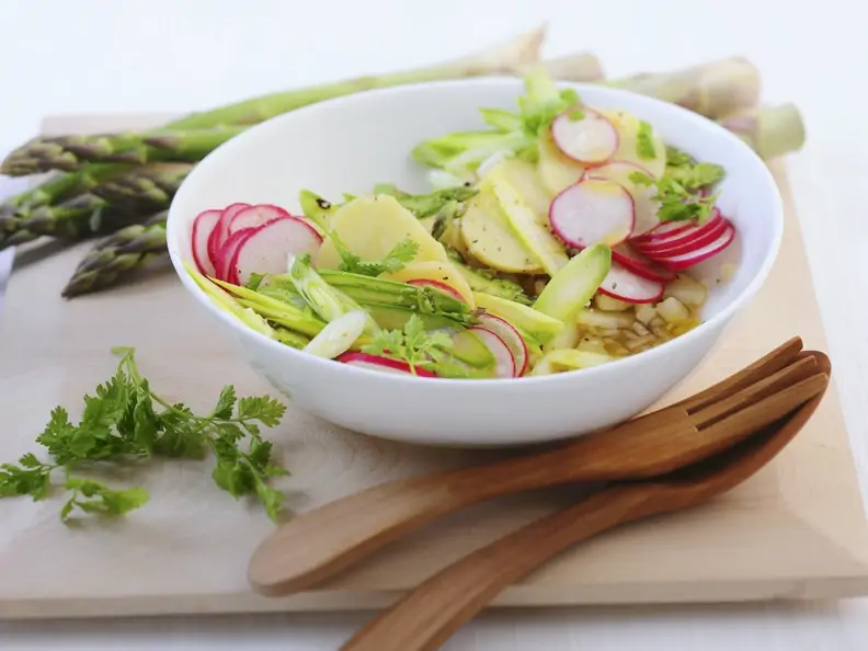 Kartoffel-Radieschen-Salat mit grünem Spargel