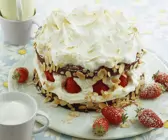 Wolkentorte mit Erdbeeren