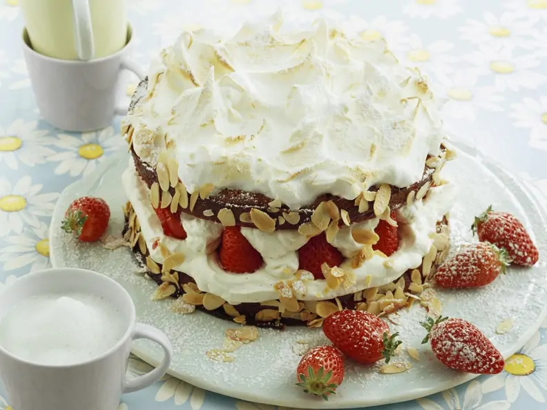 Wolkentorte mit Erdbeeren