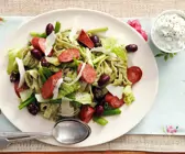 Pasta mit Frischkäsesoße, Wurst, Oliven und Pesto