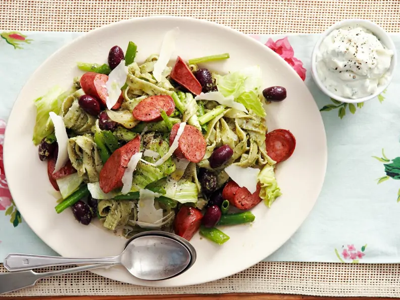 Pasta mit Frischkäsesoße, Wurst, Oliven und Pesto