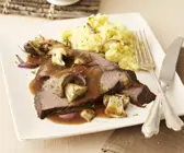 Geschmorter Tafelspitz mit Kartoffelstampf und Steinpilzgemüse