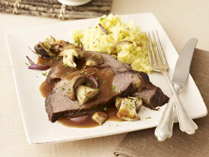 Geschmorter Tafelspitz mit Kartoffelstampf und Steinpilzgemüse
