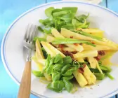 Salat mit Pastinaken, Porree, Rapunzel und getrockneten Tomaten