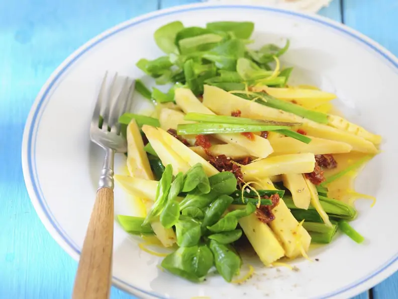 Salat mit Pastinaken, Porree, Rapunzel und getrockneten Tomaten