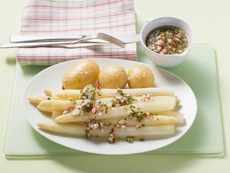 Spargelsalat mit Radieschen-Dressing