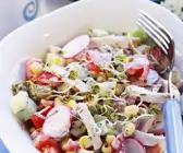 Hähnchenbrust mit Gemüsesalat