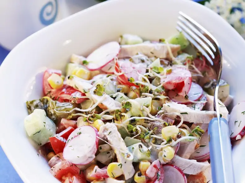 Hähnchenbrust mit Gemüsesalat
