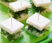 Häppchen mit Birne, Käse und Kresse
