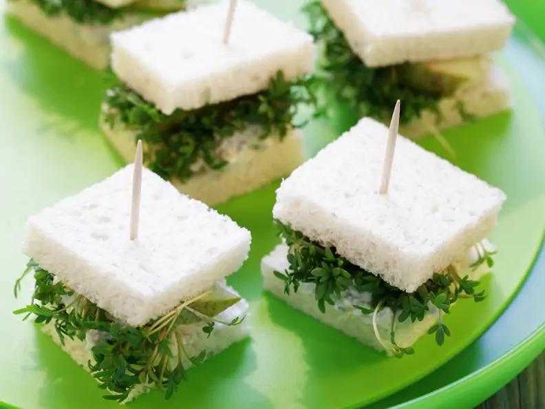 Häppchen mit Birne, Käse und Kresse