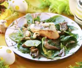 Österlicher Spinatsalat mit Austernpilzen und Baguette mit Käse
