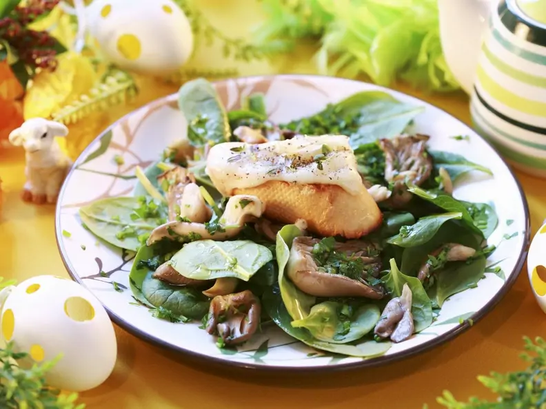 Österlicher Spinatsalat mit Austernpilzen und Baguette mit Käse