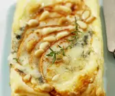 Birnen-Blauschimmelkäse-Tarte mit Pinienkernen
