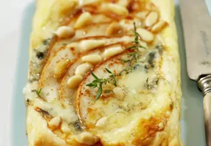 Birnen-Blauschimmelkäse-Tarte mit Pinienkernen