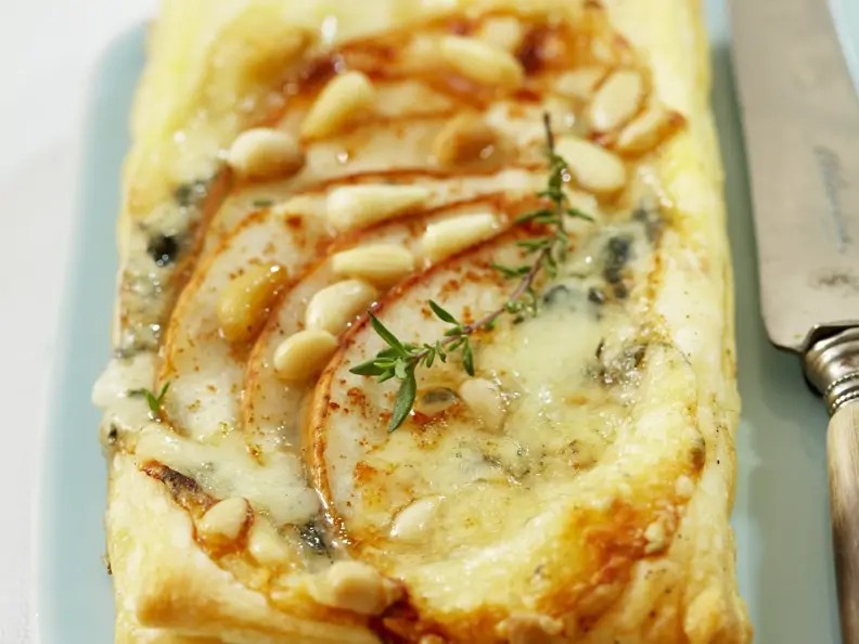 Birnen-Blauschimmelkäse-Tarte mit Pinienkernen