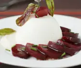 Mousse aus Meerrettich mit Rote-Bete-Salat