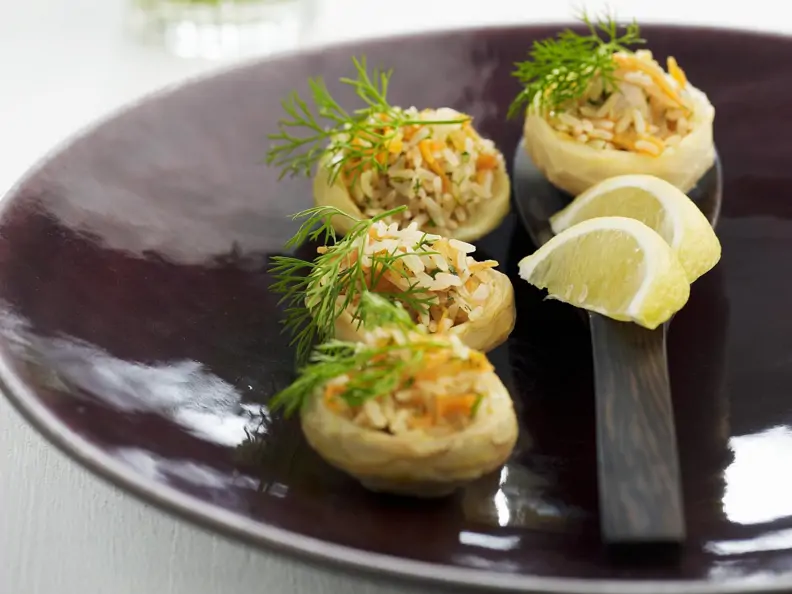 Artischockenherzen mit Reis-Paprika-Füllung