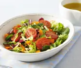 Bunter Salat mit Kirschtomaten und Karotte
