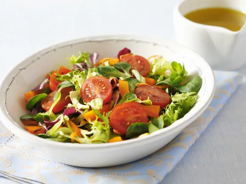 Bunter Salat mit Kirschtomaten und Karotte
