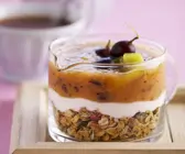 Trauben-Kiwi-Gelee auf Joghurt und Müsli