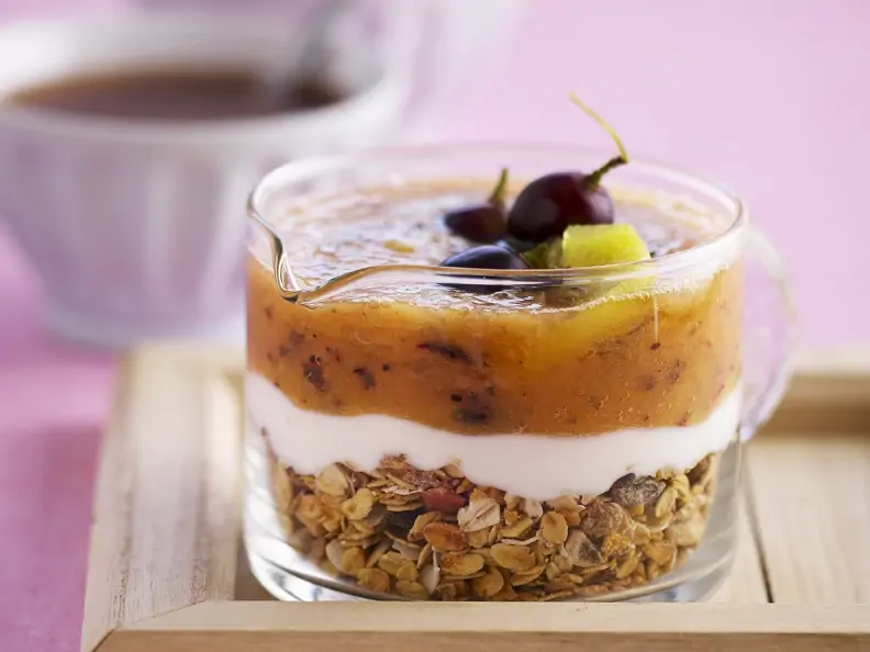 Trauben-Kiwi-Gelee auf Joghurt und Müsli