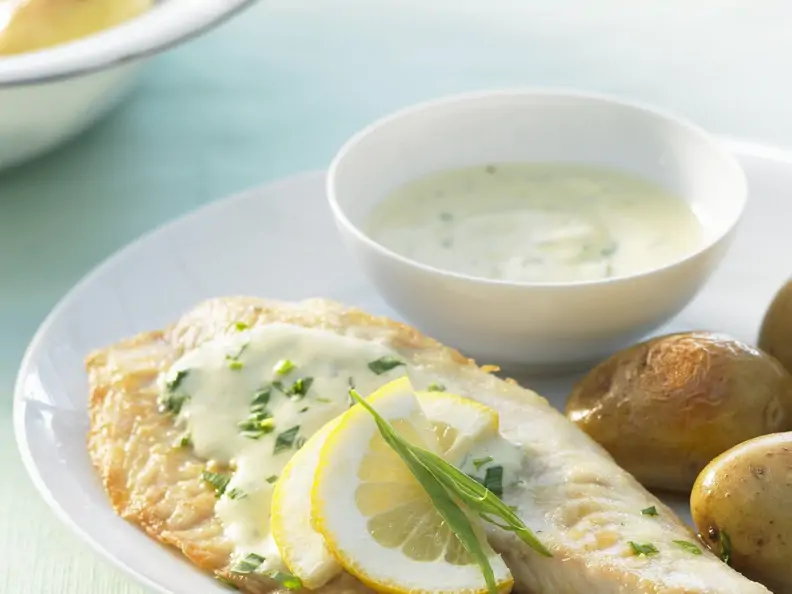 Tilapia mit Senf-Estragon-Soße und Pellkartoffeln