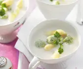 Spargelsuppe mit Nockerl
