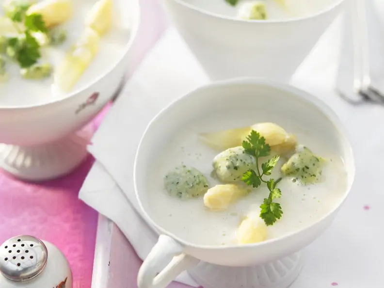 Spargelsuppe mit Nockerl