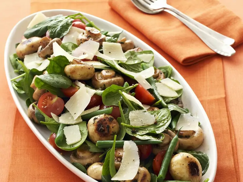 Spinatsalat mit Champignons