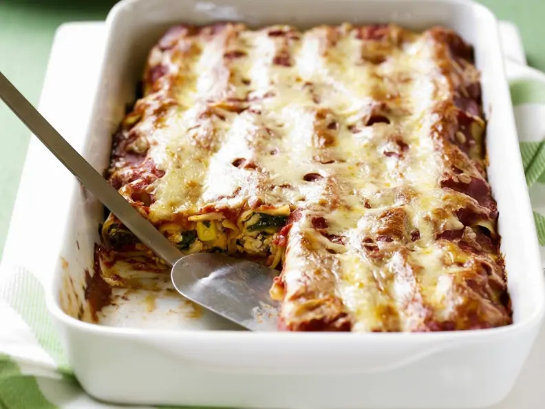 Überbackene Cannelloni mit Geflügel, Mais und Rucola