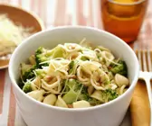 Pasta mit Broccoli, Käse und Pinienkernen