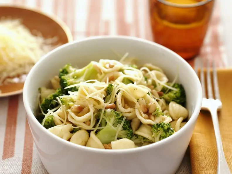 Pasta mit Broccoli, Käse und Pinienkernen