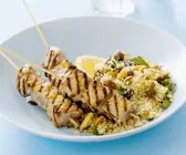 Gegrillte Fischspieße mit Ingwer und Orange dazu Couscous