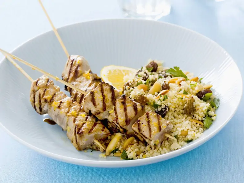 Gegrillte Fischspieße mit Ingwer und Orange dazu Couscous