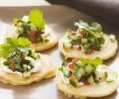 Kartoffelpfannkuchen (Pikelets) auf australische Art mit Gurkensoße